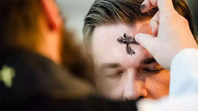 Người không Công Giáo có được xức tro trong ngày Thứ Tư Lễ Tro không?